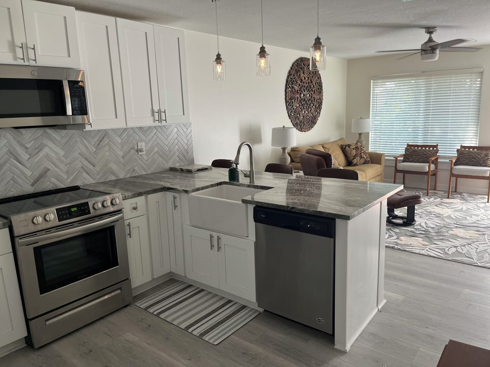 Kitchen with 3 counter stools