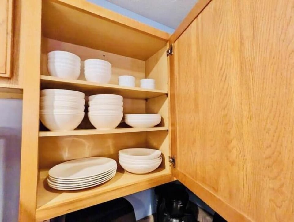 All the glassware, dinnerware & silverware you need for dining! 🍽️