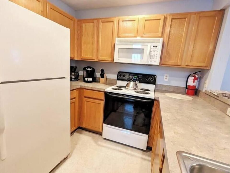 Fully equipped kitchen with all you need to cook & chill! ☕️