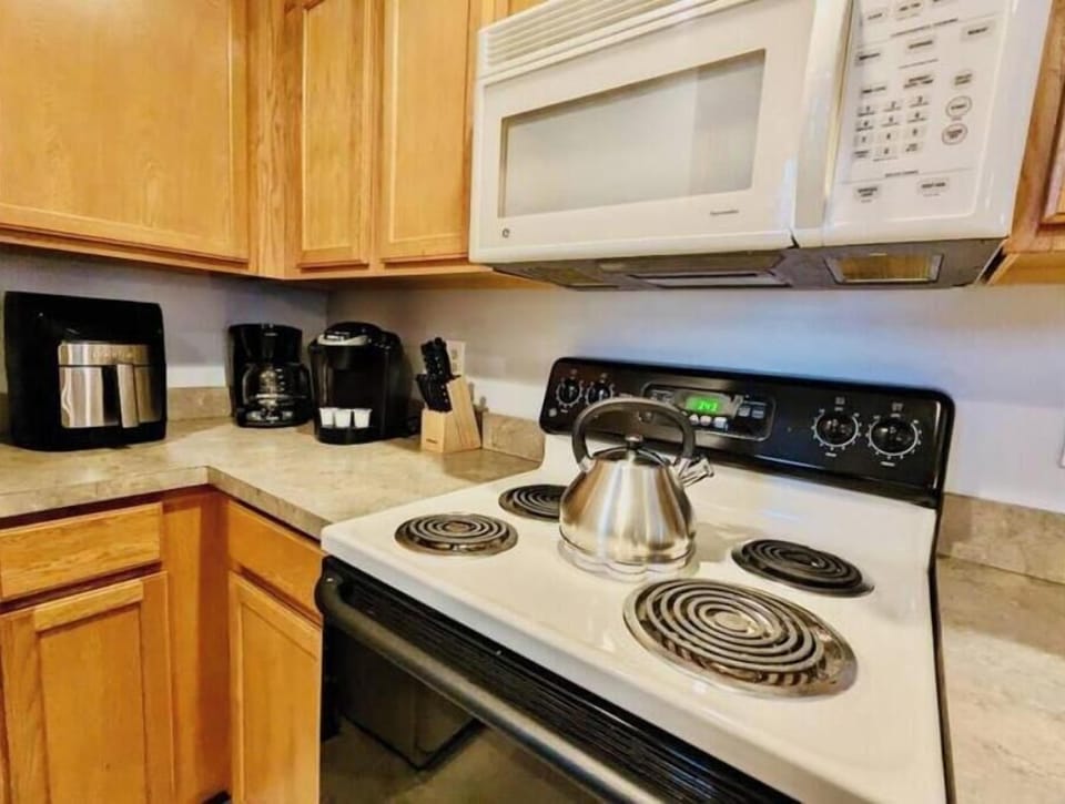 Cook up a storm in our kitchen with stove & more! 🍽️