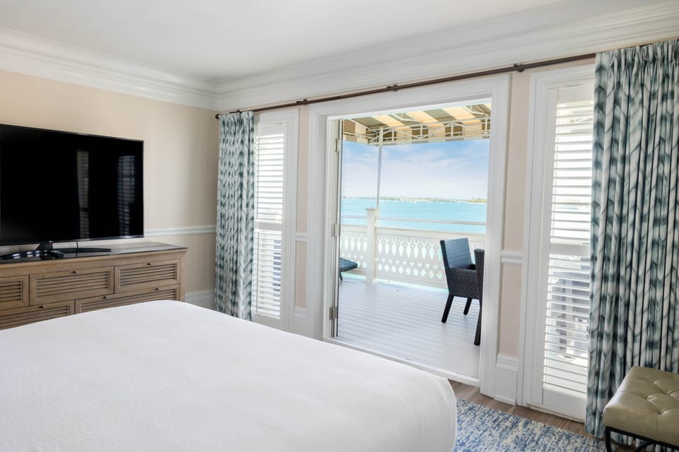 Room with 1 King bed. Views, colors and decor may vary.