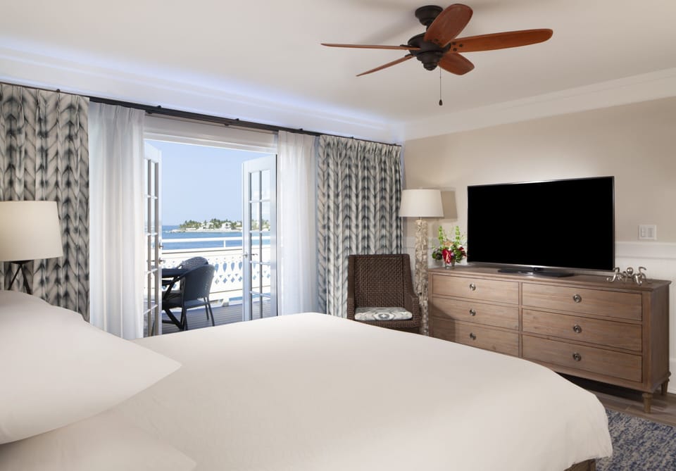 Room with 1 King bed. Views, colors and decor may vary.