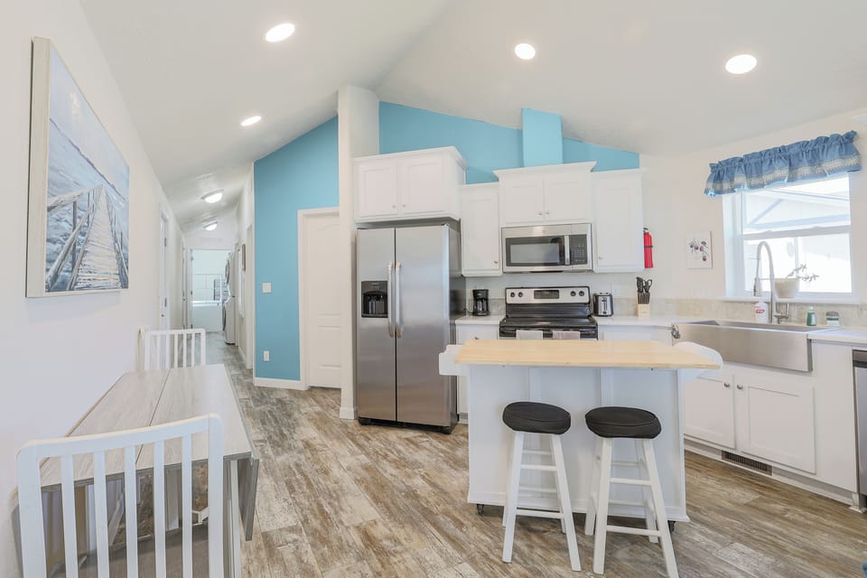 Kitchen + Dining table (4 chairs total)