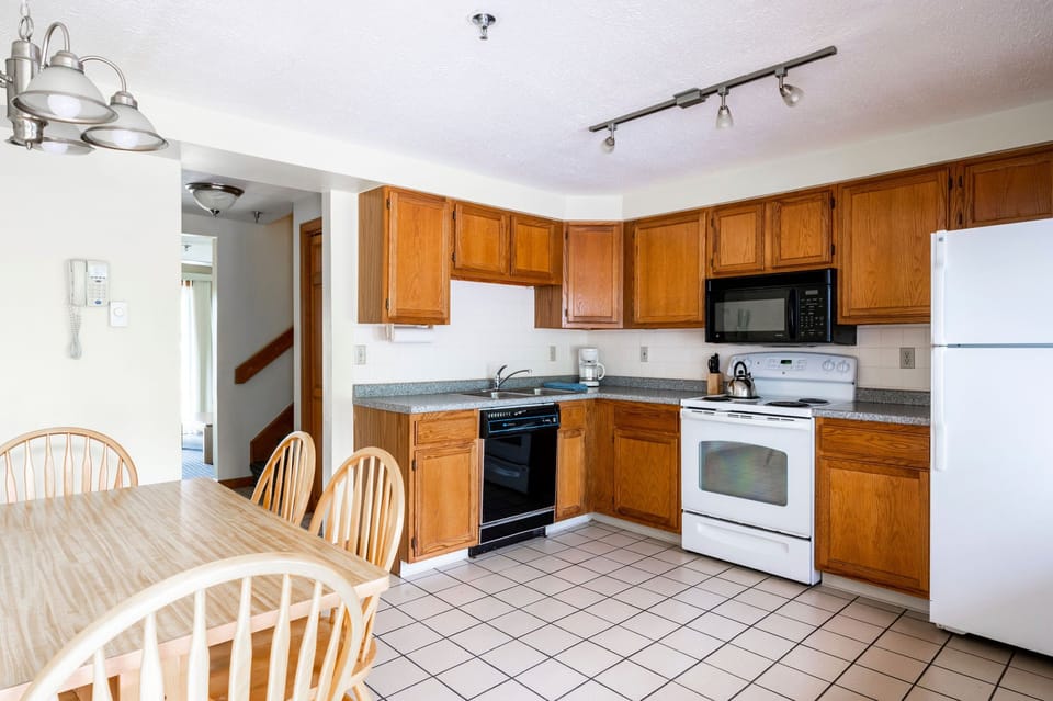 Lovely kitchen with all the essentials for home-cooked meals and family feasts.
