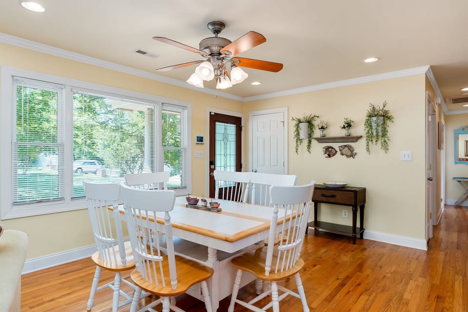 Expandable breakfast room table for teh whole family