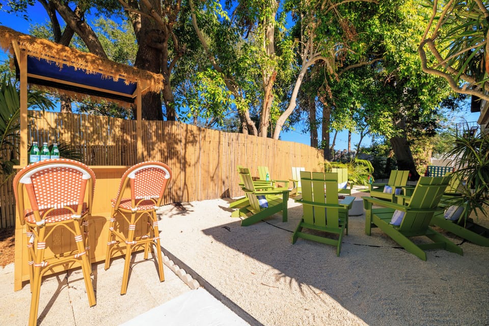 Poolside Tiki bar and propane firepit ~Lush tropical-style setting 