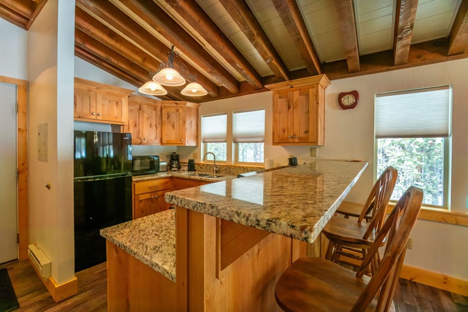 Enjoy casual breakfasts at the stylish granite breakfast bar, bathed in natural light from the surrounding windows.