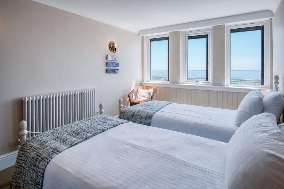 Waterfront 2 - 2 Bedroom Apartment - Wisemans Bridge (25467)