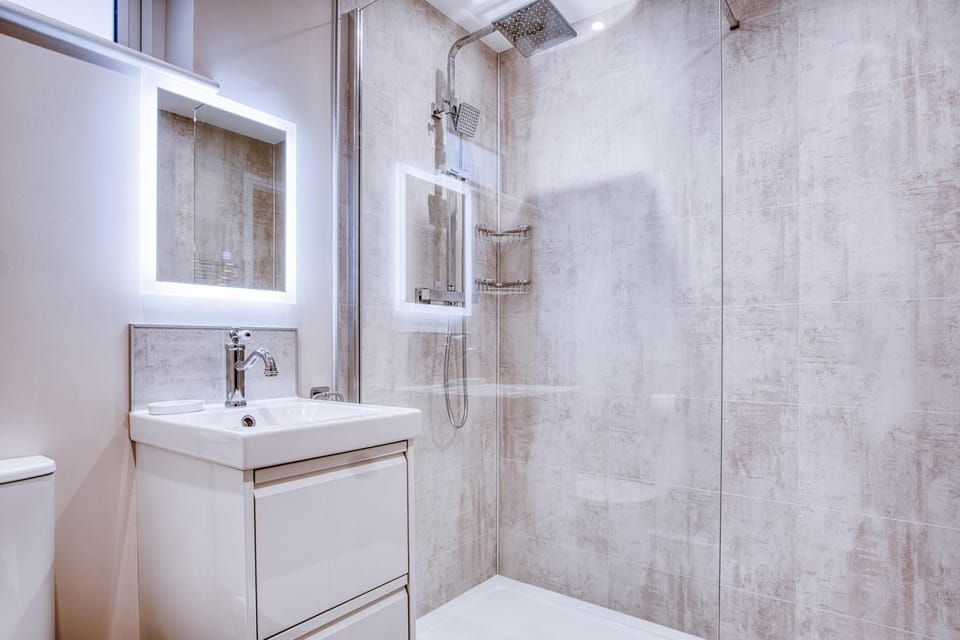 Waterfront 1 - 1 Bedroom Apartment - Wisemans Bridge (25429)