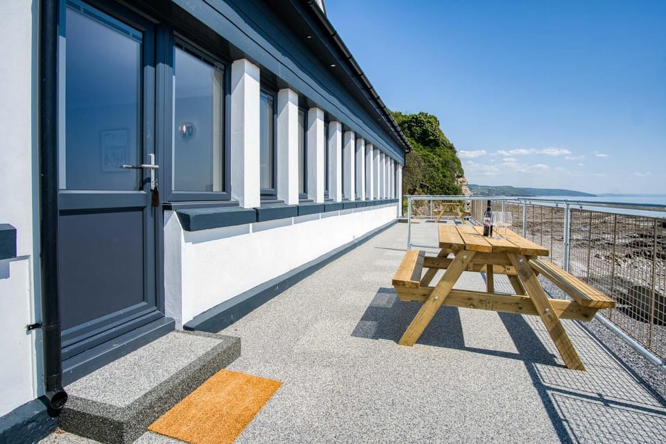 Waterfront 1 - 1 Bedroom Apartment - Wisemans Bridge (25442)