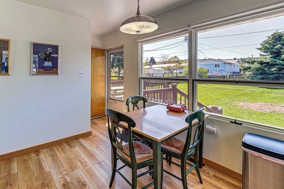 Dining Table | Dishware/Flatware