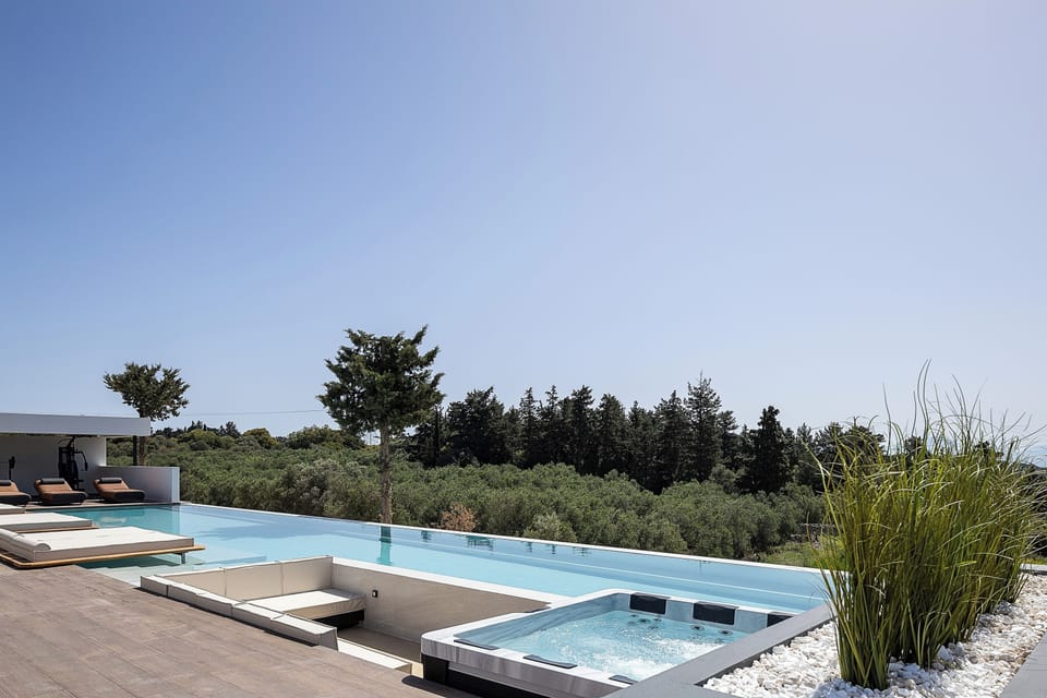 Adjacent to the pool is a 6-seat jacuzzi for the ultimate relaxation.