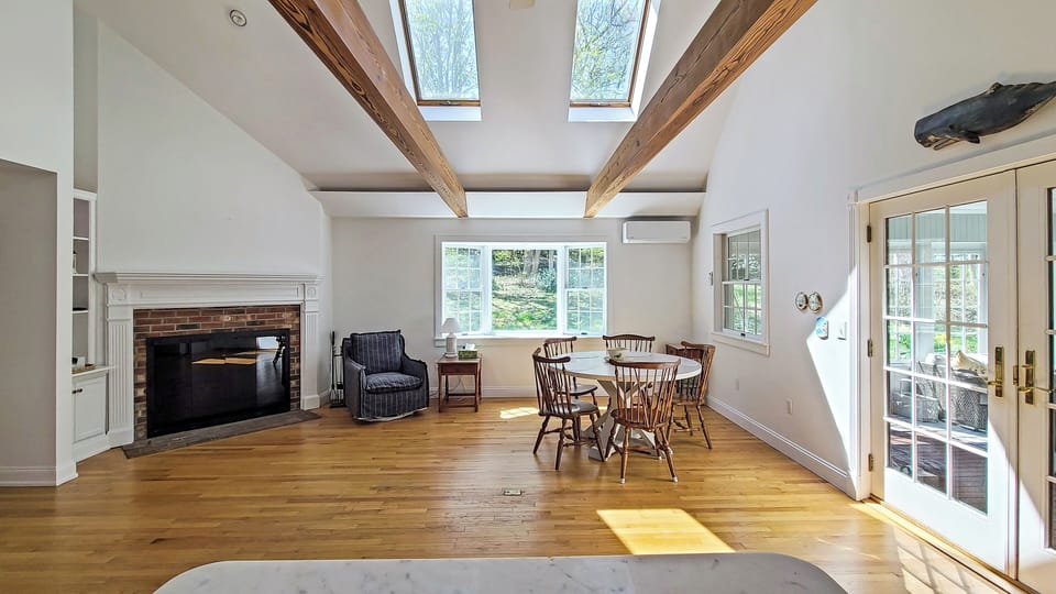 Kitchen opes to dining area with sitting area 