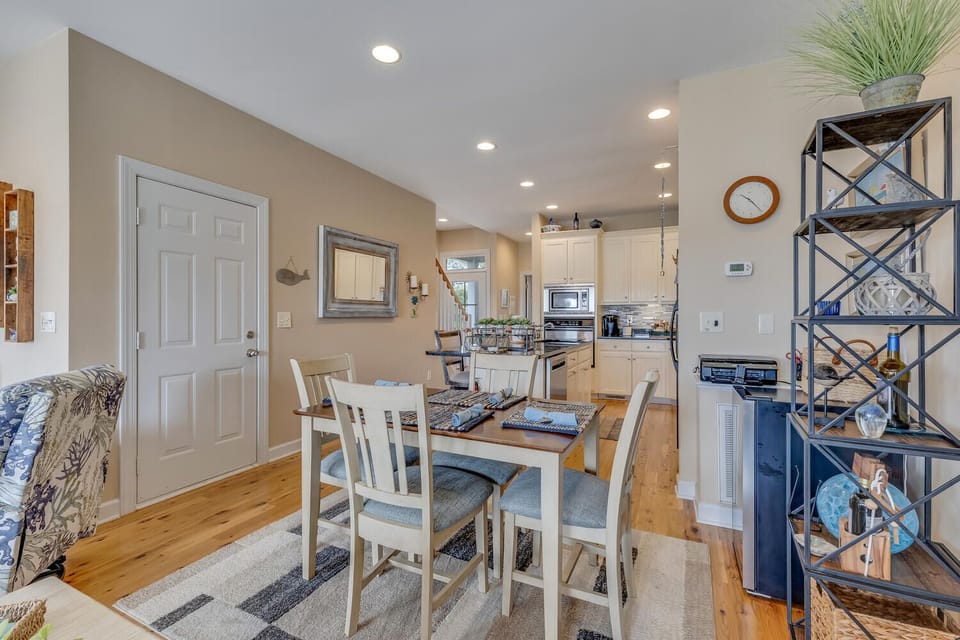Lakefront Paradise-Dining Area