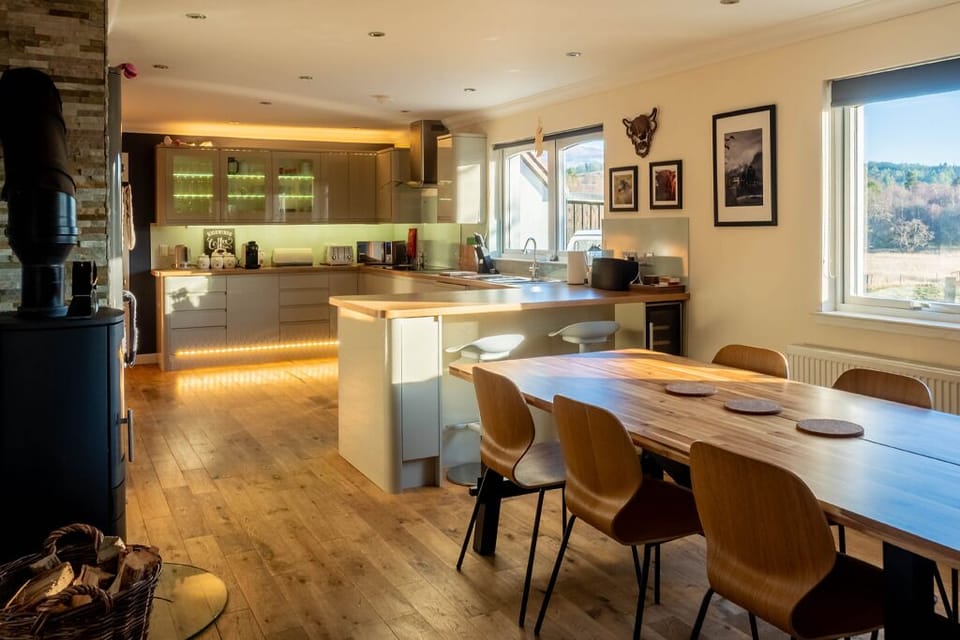 Kitchen which can comfortably sit 10