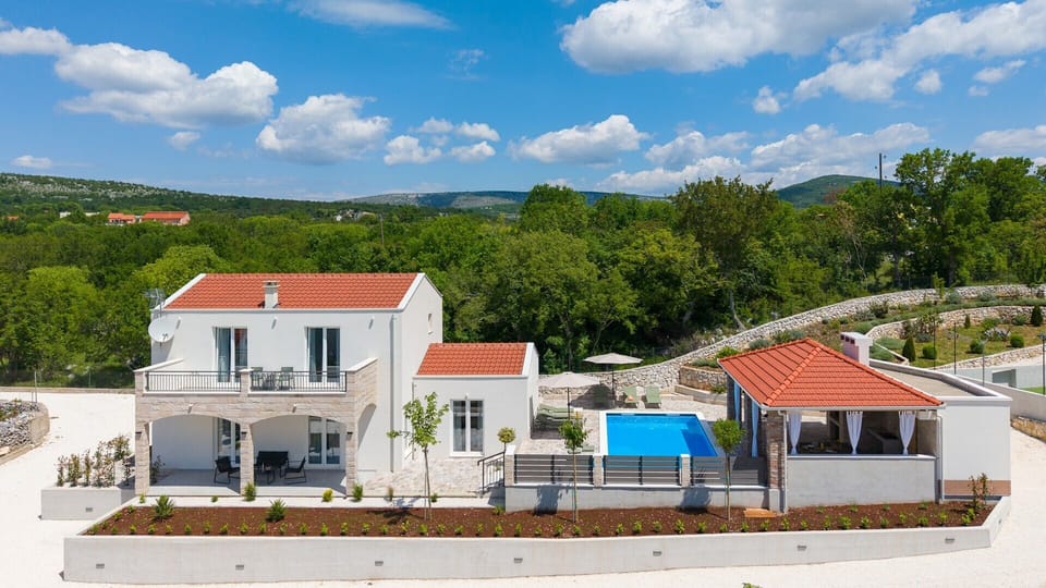 Charming Villa for 6+2 Guests with Pool, Sports Area & Outdoor Dining