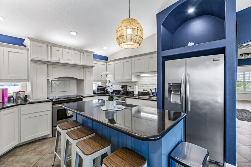 High-end chef’s kitchen with all the essentials