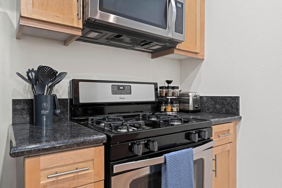 Kitchen - a stocked kitchen & full-size stove