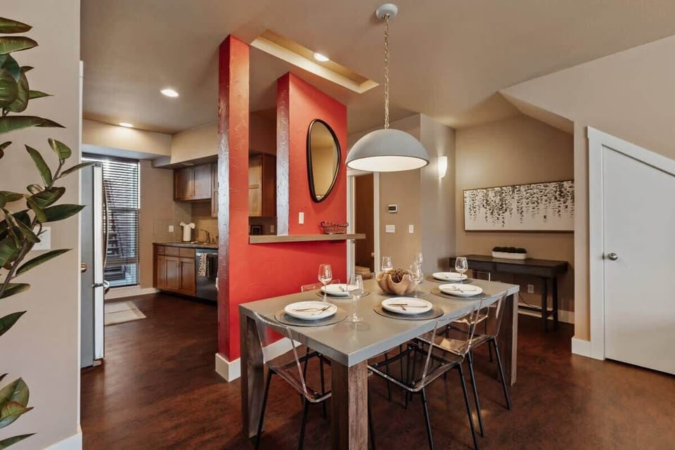 Dining area seating for 6