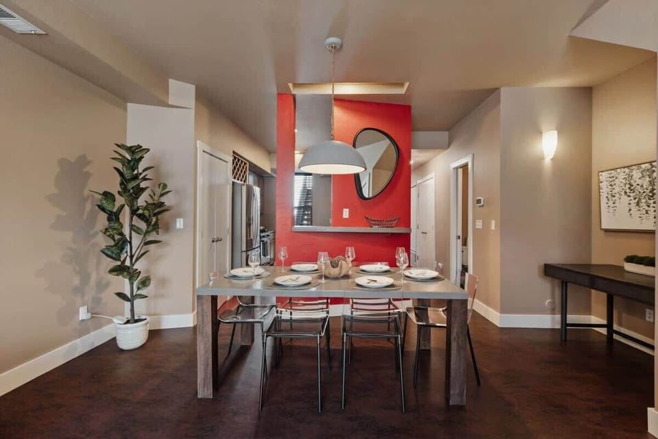 Dining area seating for 6
