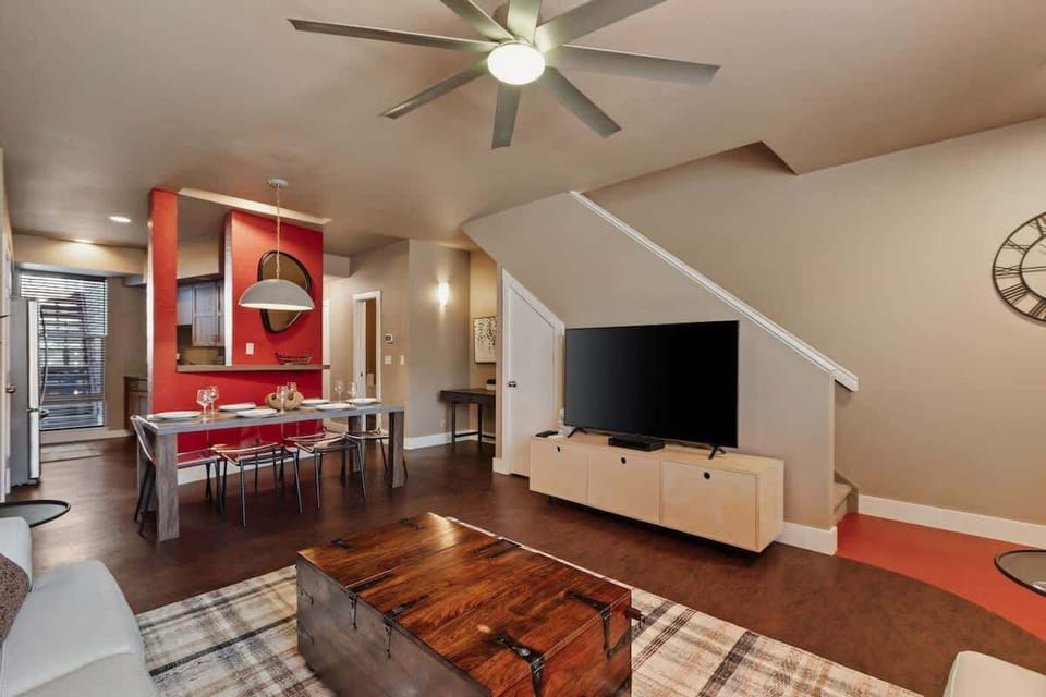 Living room w/ smart TV