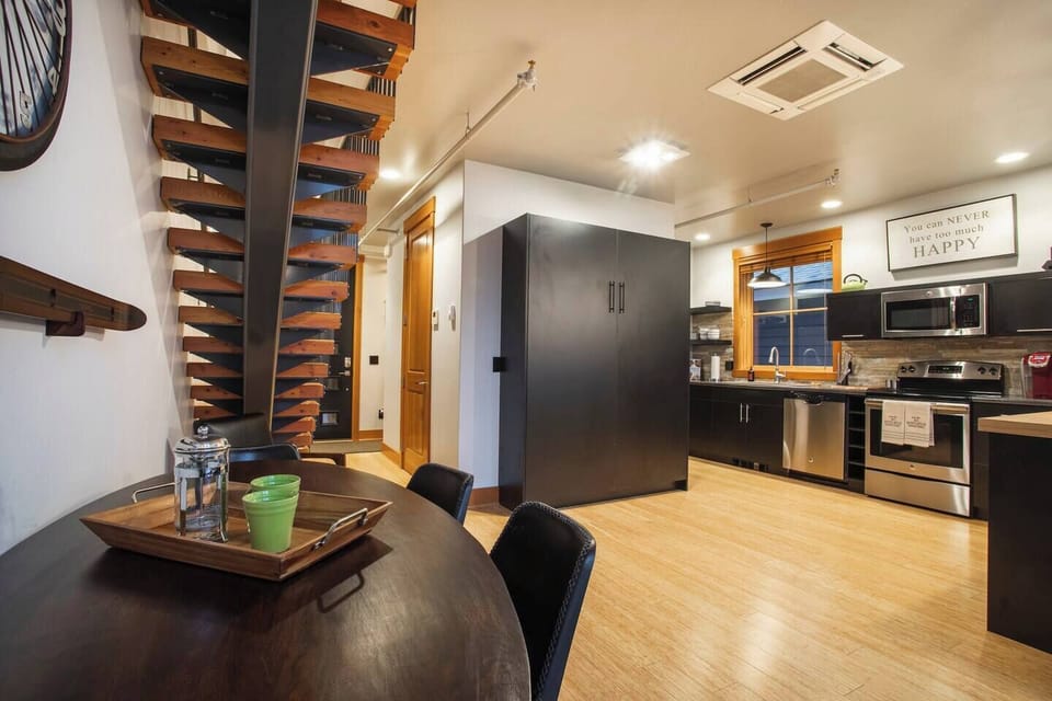 Kitchen/Murphy Bed