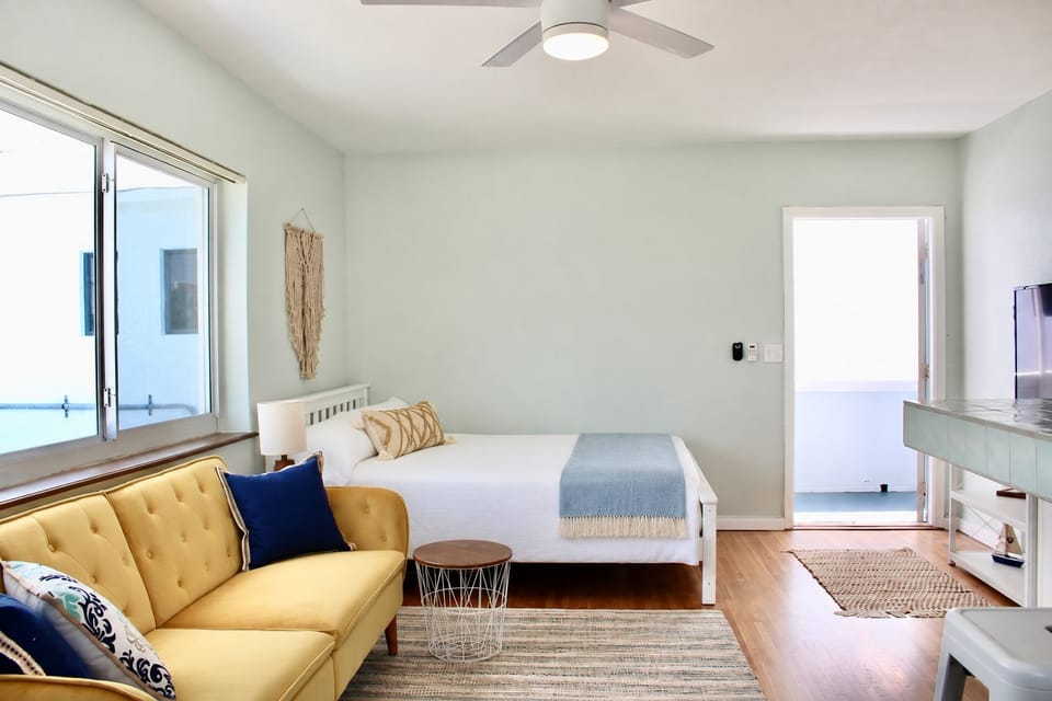 Seabreeze Suite Studio on Hollywood Beach Apartment in Hollywood Beach
