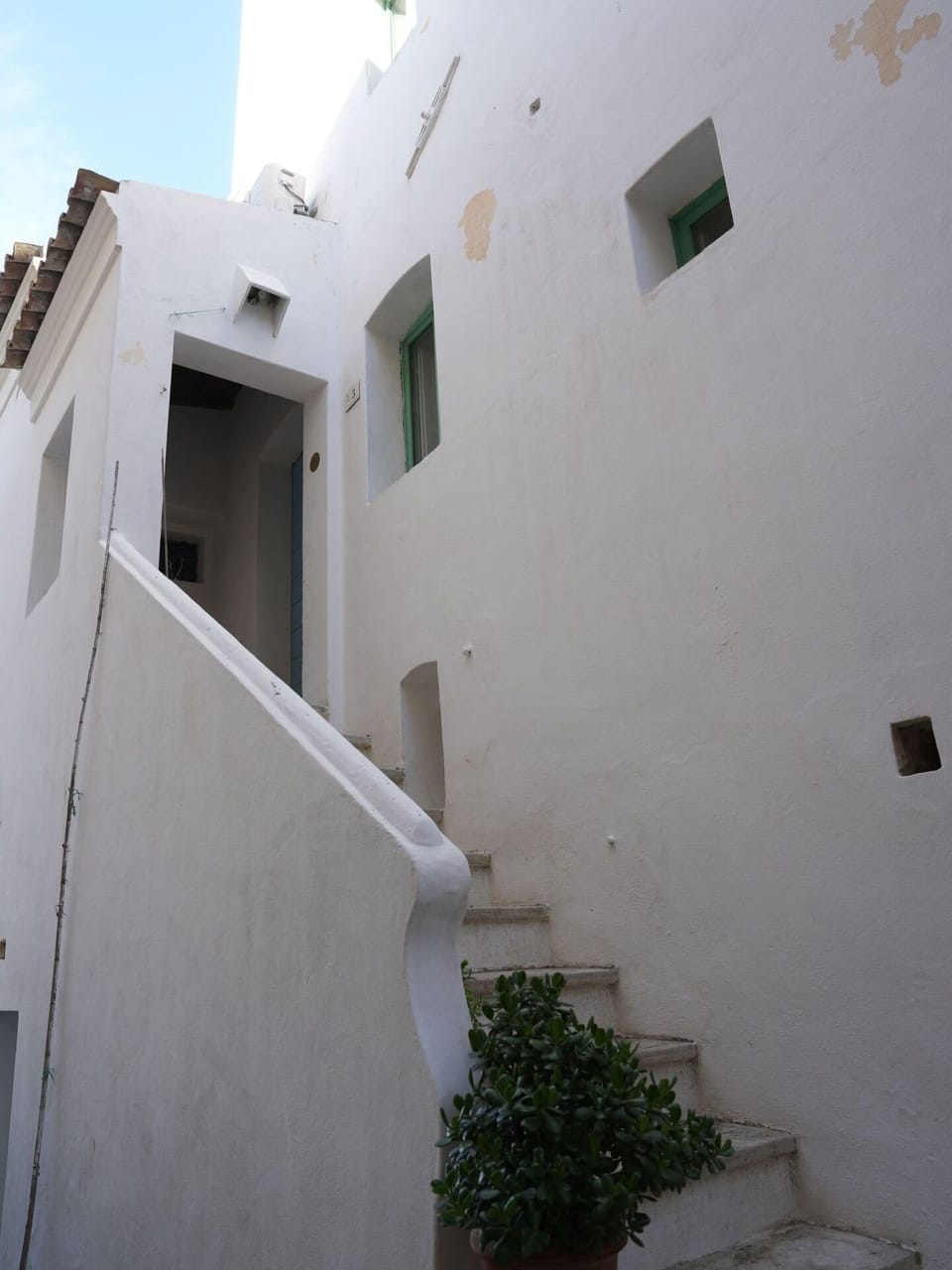 Wall, Concrete, Daylighting, Paint, Plaster, Shadow, Balcony