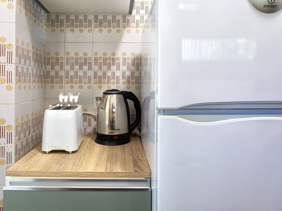 Kitchen Appliance, Kitchen, Home Appliance, Interior Design, Major Appliance, Flooring, Countertop, Small Appliance, Cabinetry, Room