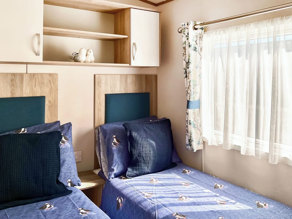 Twin bedroom | Seaside Jollys, Blue Anchor
