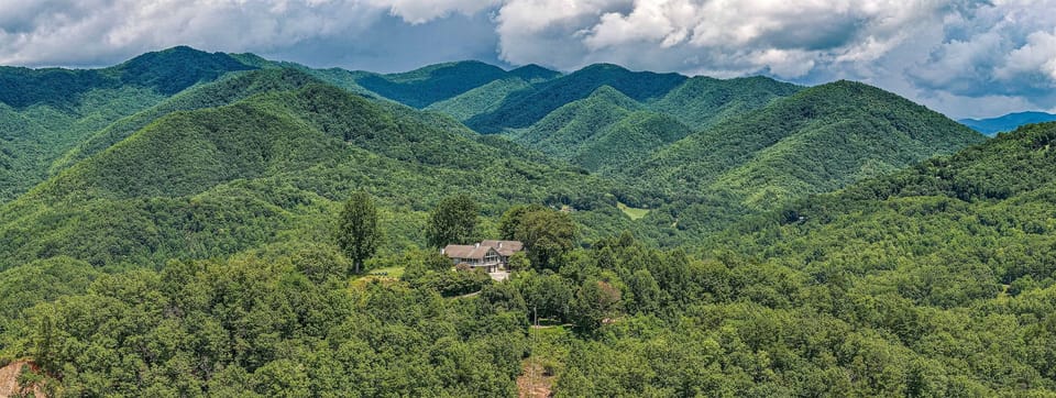 Scenic Retreat: Embrace nature's beauty with breathtaking mountain views at your getaway!