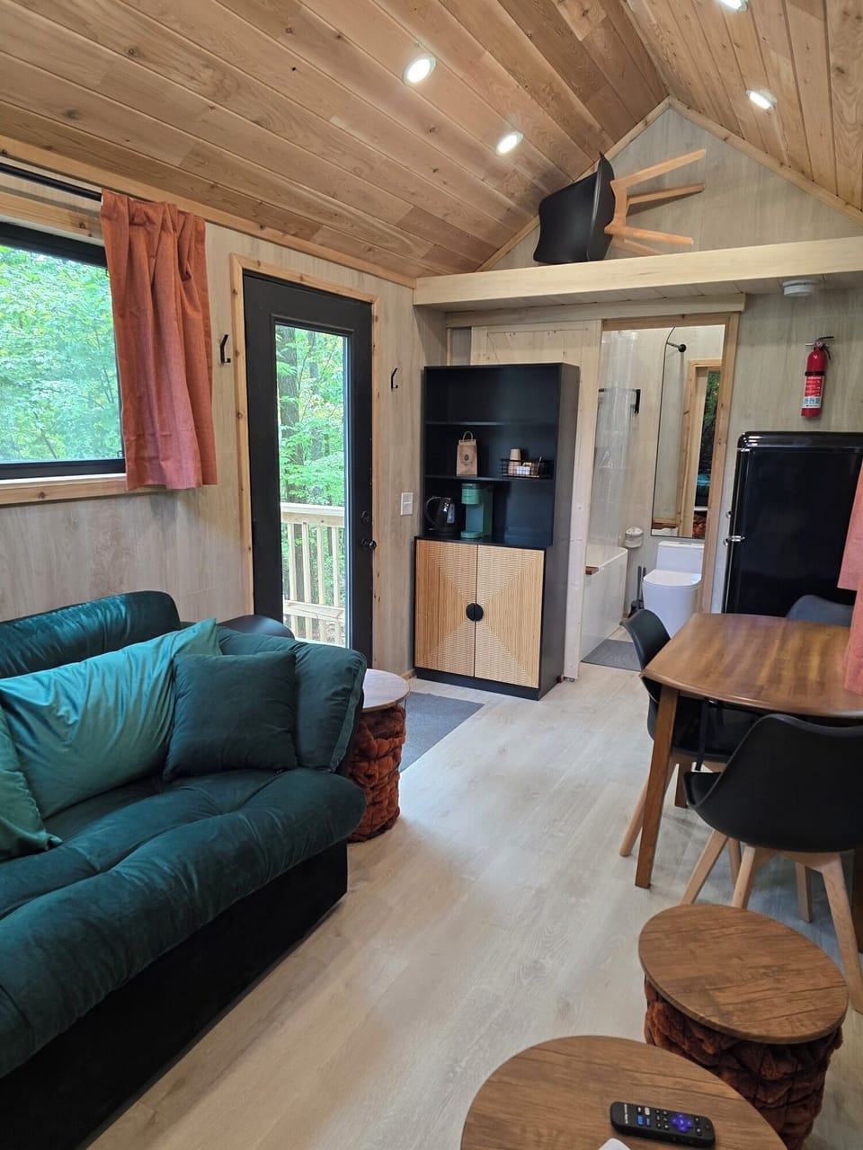 CABIN 28 LIVINGROOM