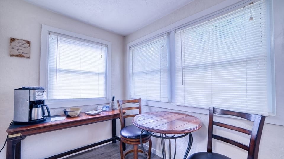 Eat-in kitchen area
