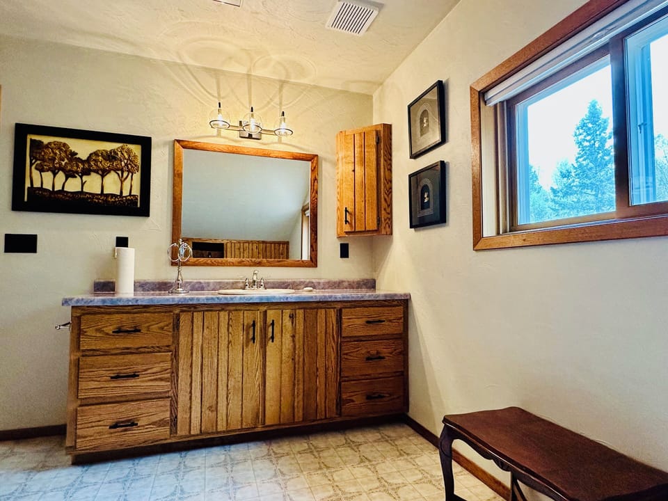 Spacious upstair Full bath with large vanity