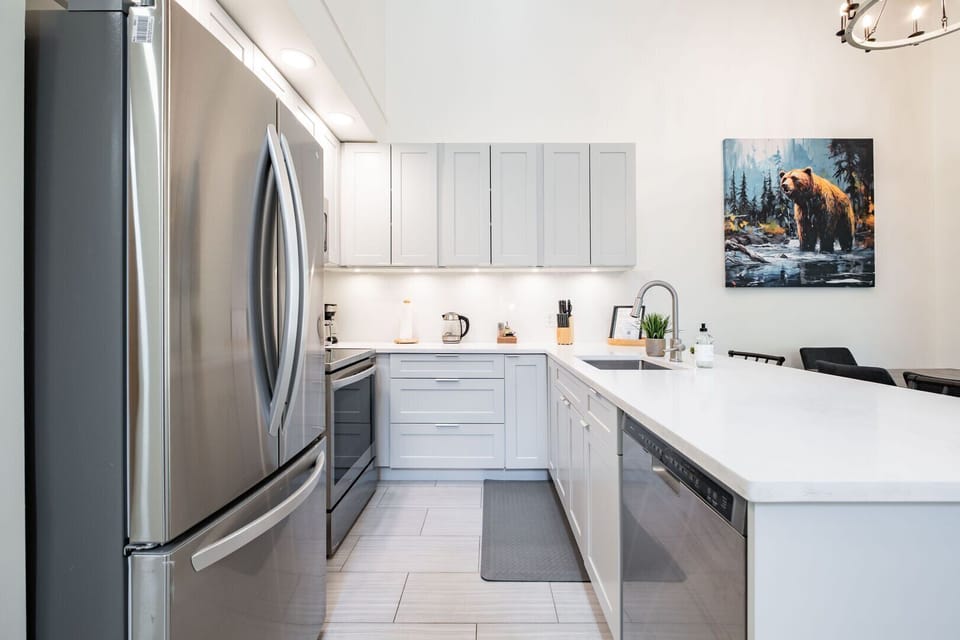 Full kitchen: Stainless steel appliances