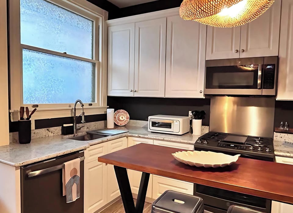 Chef-Ready 2nd Kitchen - Chef-ready kitchen equipped for everything from casual bites to red-carpet-worthy feasts.
Features: 
Equipped with pans and kitchen wares
8-people silverware, dinnerware & drinkware
Coffee station
Gas stove
Air fryer toaster