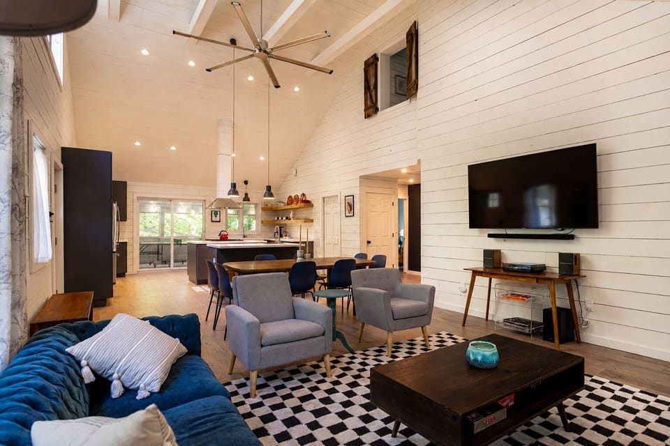 Watch a movie on the big TV or gather everyone at the dining table just steps from the kitchen. High ceilings and an open layout keep the whole group together.