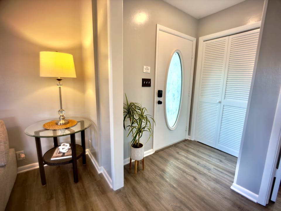 🚪 Step right in! The welcoming foyer sets the tone with elegant touches — a stylish console table, warm lamp, and keypad entry for easy, keyless check-in. Your vacation starts here! 🔑✨