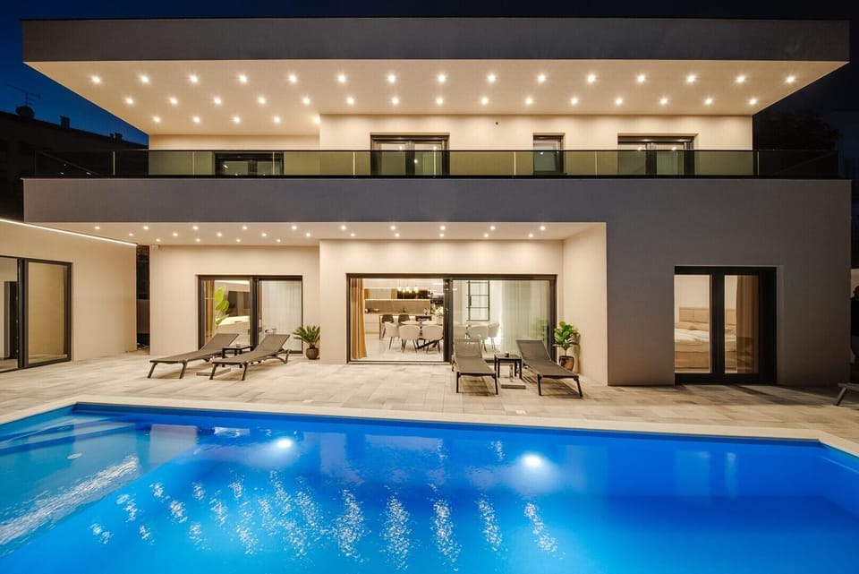Welcome to Villa Bellezza with a private heated pool measuring 10 m x 4 m, which invites you to a perfect vacation in this wonderful oasis of peace.