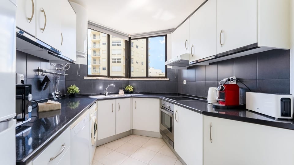 Prepare your meals in this spacious kitchen, flooded with natural light and equipped with modern appliances to inspire your inner chef.
#BrightKitchen #ModernAppliances #CookingInStyle #NaturalLight #LovelyStayPortugal #PremiumRental #HomeCooking