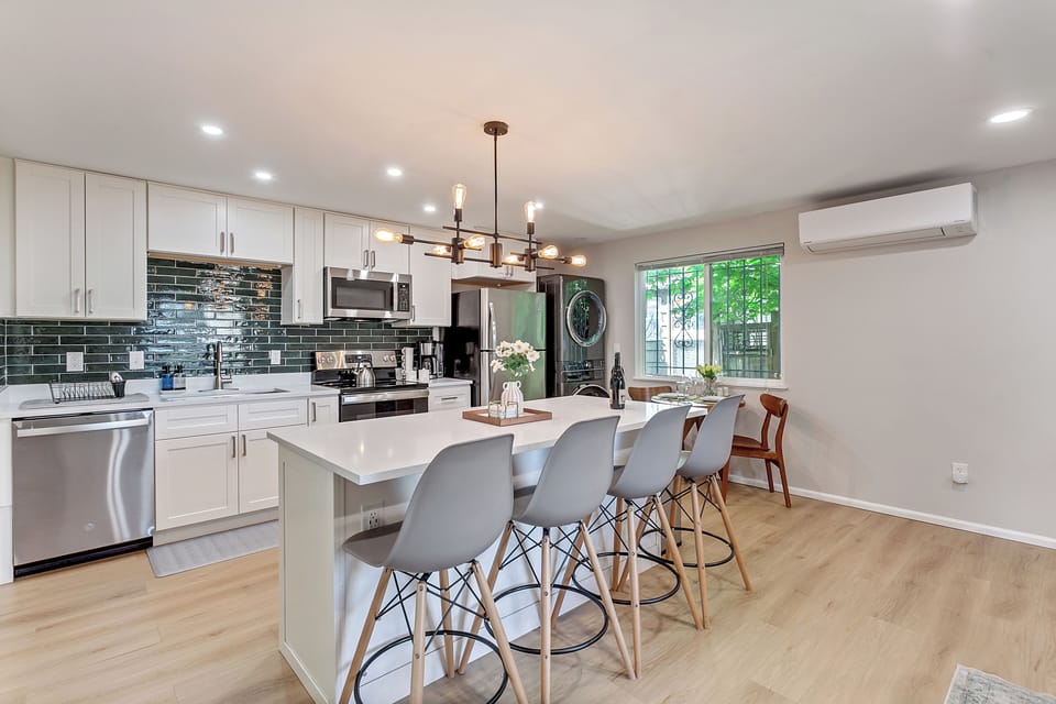 Seating for 6 people: 4 at the kitchen island and 2 at the cafe table. 