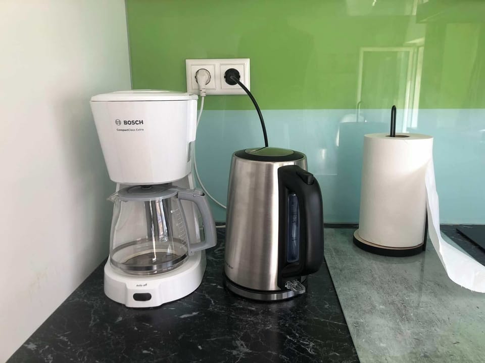 Kitchen. Kettle, coffee maker, coffee, paper tisues provided.