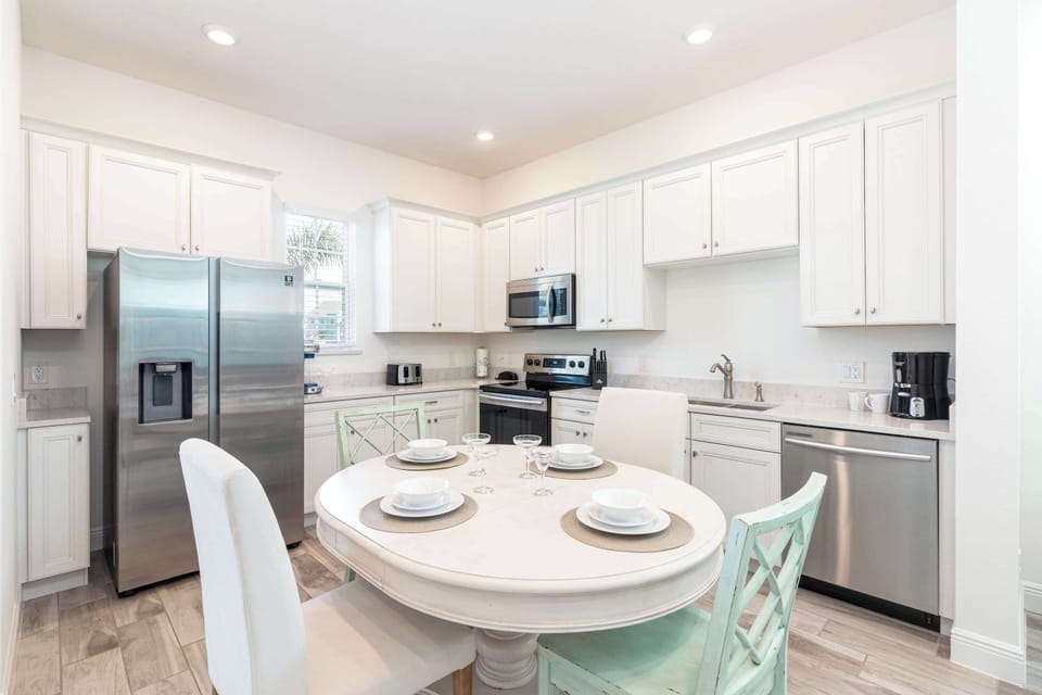 Dining table for 4 in the fully equipped kitchen