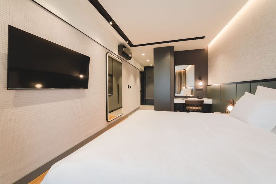 Unit with one King bed or 2 Twin beds. Actual room type may vary