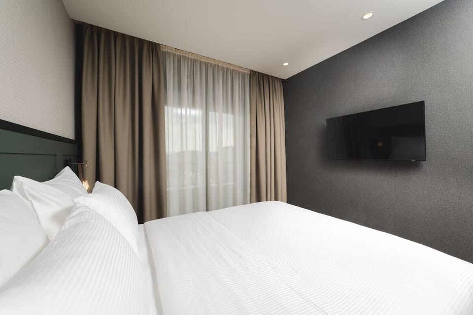 Unit with one Queen bed