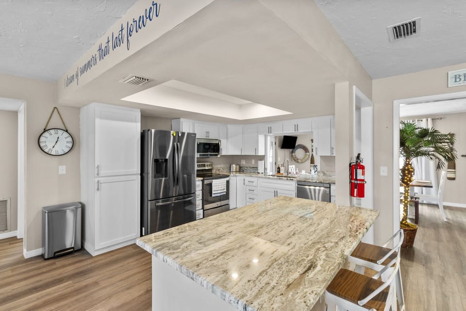 Kitchen w/ Island bar seating 