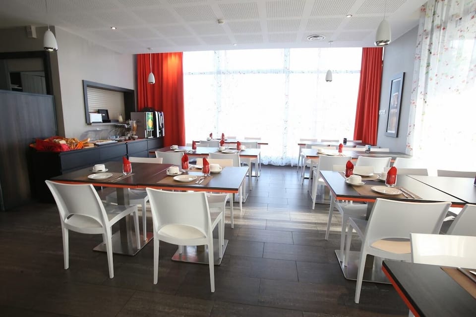 Gather together for an airy, comfortable morning meal.