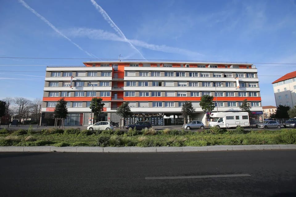 Pull up confidently to a convenient, easy-to-find hotel exterior.