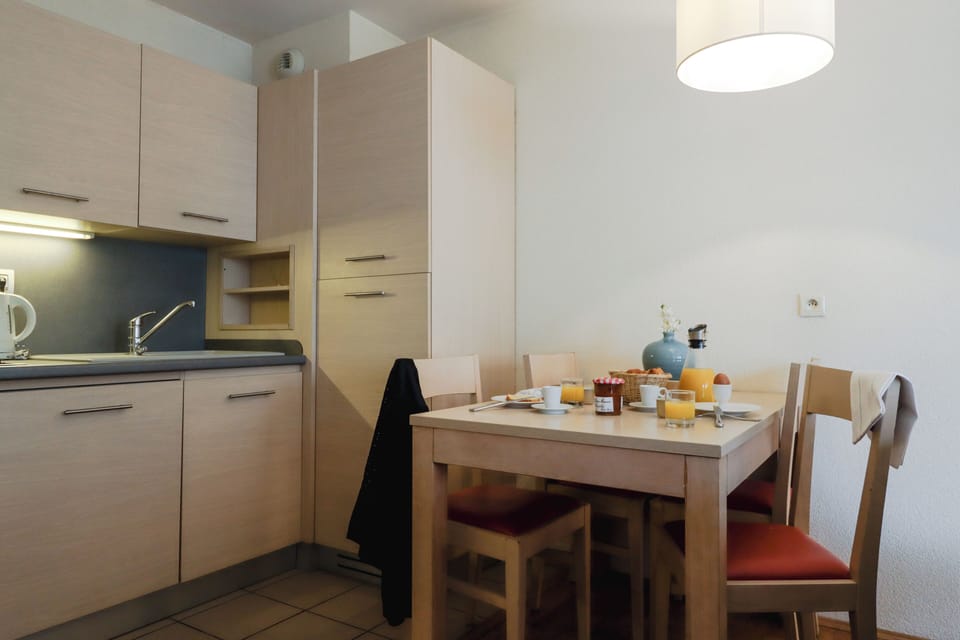 Start mornings with easy breakfasts at the inviting dining nook.