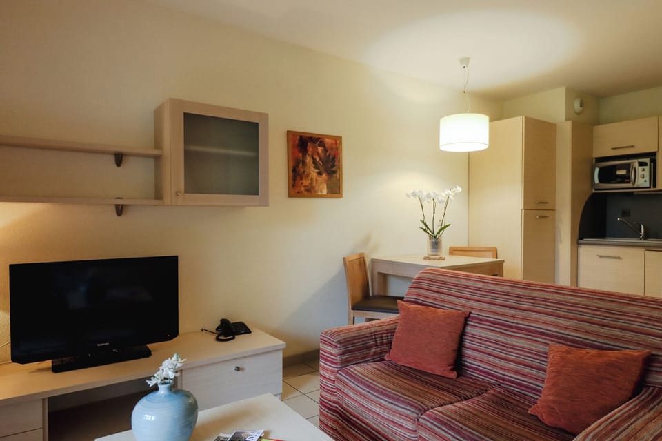 Kick back on the sofa and enjoy a simple, homey setup.